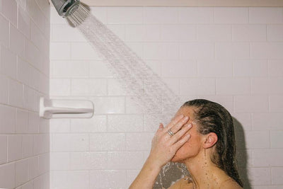 4 SHOWER MISTAKES THAT CAN TRIGGER BACNE